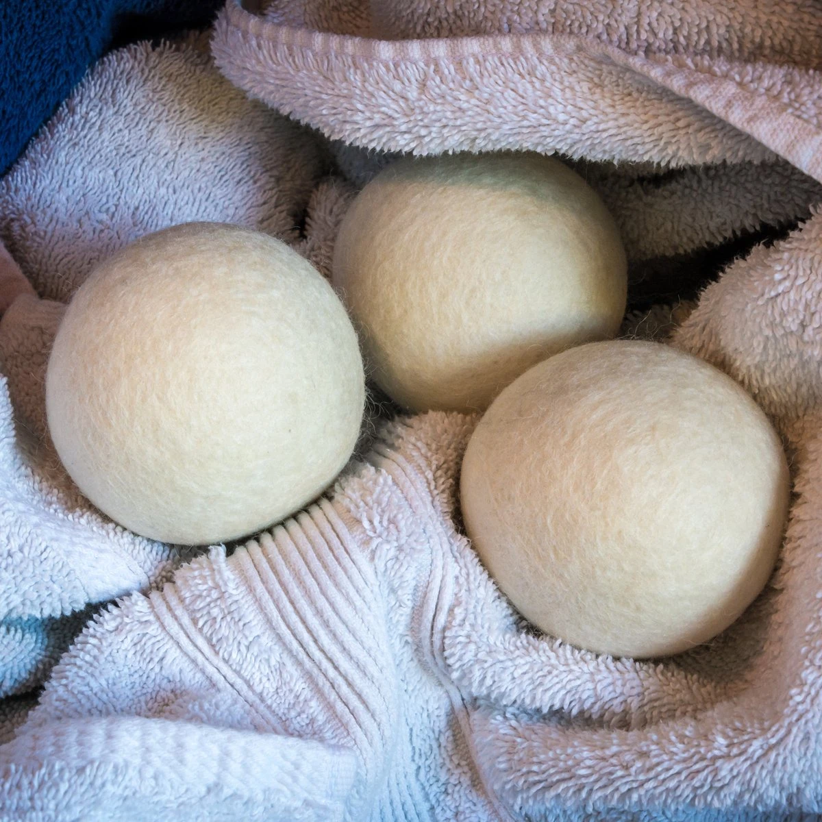 Apeiron Drogerballen - Droogballen - 6 XL Wasbollen - Droger - Duurzaam - Wasmachine - Wasverzachter - Energie Besparen - Zero Waste - Schapenvacht - Wol 8 Apeiron Drogerballen - Droogballen - 6 XL Wasbollen - Droger - Duurzaam - Wasmachine - Wasverzachter - Energie Besparen - Zero Waste - Schapenvacht - Wol - Afbeelding 6