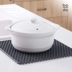 BODO Gootsteenmat Siliconen Donker Grijs - 30.5 X 30.5 Cm - Keuken Accessoires - Gootsteen Beschermer - Onderzetters Siliconen - Anti Kras - Gootsteen Accessoires 16 BODO Gootsteenmat Siliconen Donker Grijs - 30.5 X 30.5 Cm - Keuken Accessoires - Gootsteen Beschermer - Onderzetters Siliconen - Anti Kras - Gootsteen Accessoires -Schoonmaakartikelen Winkel 1200x1200 837