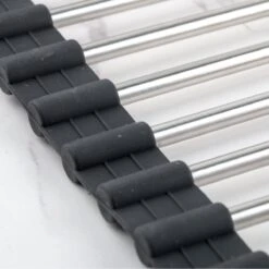 Highport Oprolbaar Vaat Droogrek - Scandinavisch Design - Opvouwbaar Hittebestendig Roestvrijstalen Keuken Afdruiprek - Vaatwasser Geschikt - Sterke 18-staafs Onderzetter - Foodgrade Materiaal 9 Highport Oprolbaar Vaat Droogrek - Scandinavisch Design - Opvouwbaar Hittebestendig Roestvrijstalen Keuken Afdruiprek - Vaatwasser Geschikt - Sterke 18-staafs Onderzetter - Foodgrade Materiaal -Schoonmaakartikelen Winkel 1200x1200 864