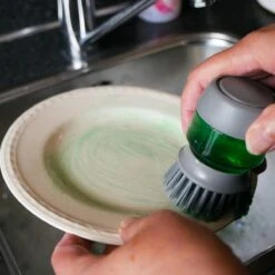 In Round Afwasborstel Met Zeepdispenser / Zeepreservoir – Inclusief Houder – Grijs – Afwas Borstel – Zeep Handborstel – Doseerpomp – Afwasmiddel Dispenser – Navulbaar -Schoonmaakartikelen Winkel 1200x1200 925