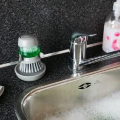 In Round Afwasborstel Met Zeepdispenser / Zeepreservoir – Inclusief Houder – Grijs – Afwas Borstel – Zeep Handborstel – Doseerpomp – Afwasmiddel Dispenser – Navulbaar -Schoonmaakartikelen Winkel 1200x1200 926