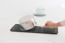 Brabantia SinkSide Afdruiprek Compact - Dark Grey -Schoonmaakartikelen Winkel 1200x799 1