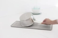 Brabantia SinkSide Afdruiprek Compact - Mid Grey -Schoonmaakartikelen Winkel 1200x801 1