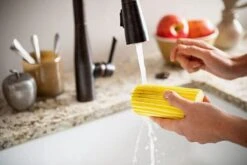 Scrub Daddy Damp Duster - Wonder Stoffer - Licht Blauw -Schoonmaakartikelen Winkel 1200x802 2