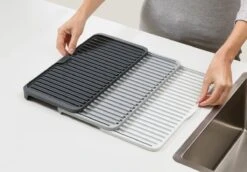 Joseph Joseph - Tier - Afdruipmat - Uitschuifbaar - Grijs 23 Joseph Joseph - Tier - Afdruipmat - Uitschuifbaar - Grijs -Schoonmaakartikelen Winkel 1200x836 3