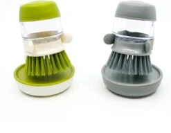 In Round Afwasborstel Met Zeepdispenser / Zeepreservoir – Inclusief Houder – Grijs – Afwas Borstel – Zeep Handborstel – Doseerpomp – Afwasmiddel Dispenser – Navulbaar -Schoonmaakartikelen Winkel 1200x935 1